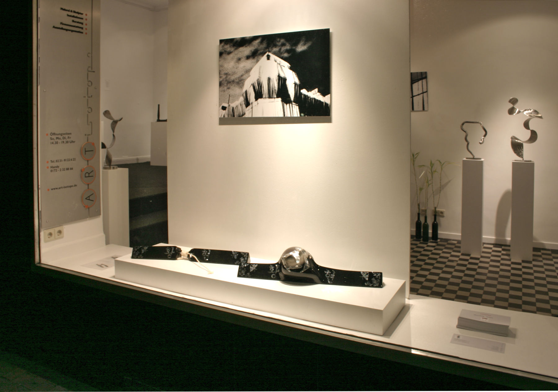 Schaufenster mit Arbeiten von Mihyun Hwang