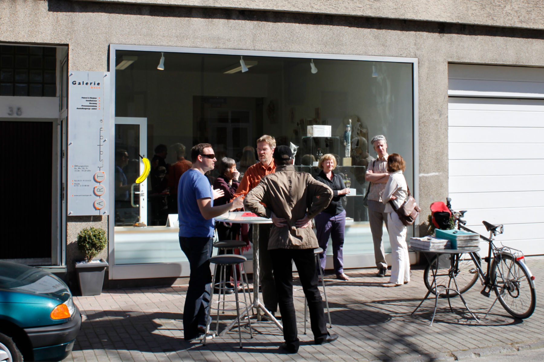 Diskussionsrunde vor der Galerie